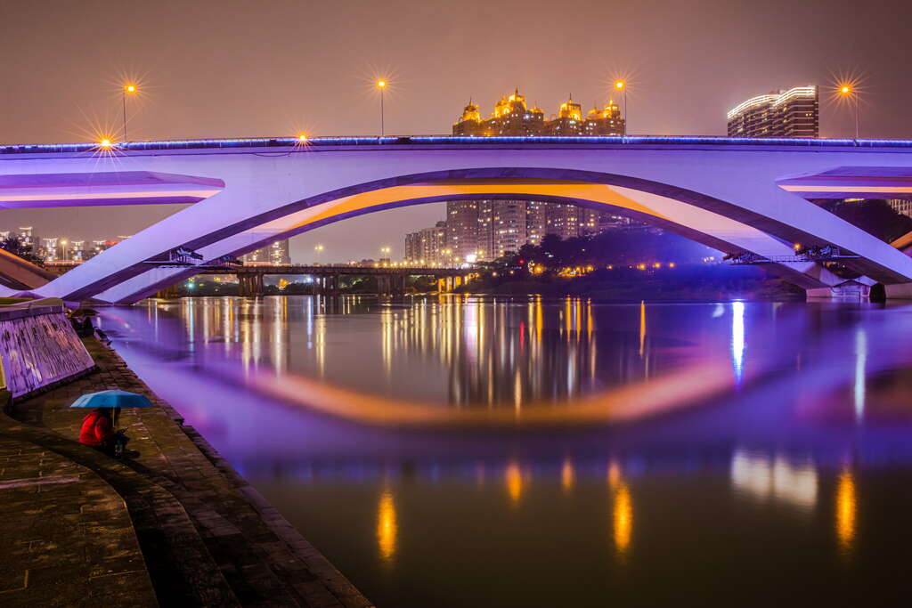 吊橋夜晚的燈光別有一番風情(圖片來源：新北市觀光旅遊網)