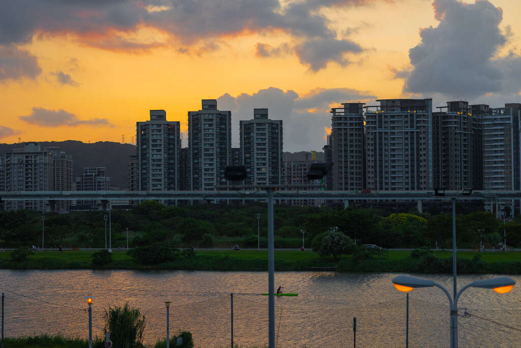 欣賞運河旁的夕陽(圖片來源：新北市觀光旅遊網)