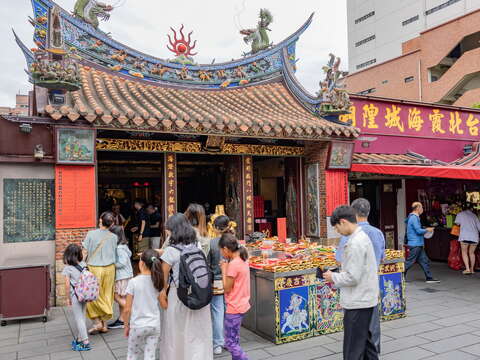 台北霞海城隍廟吸引許多信眾前來祈福