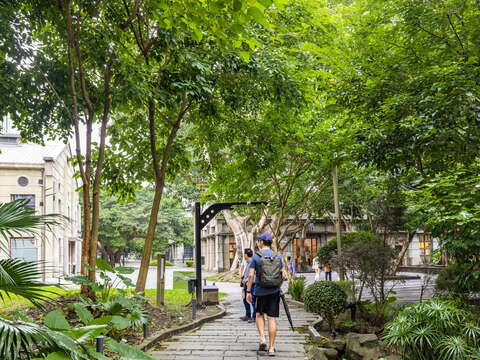 許多民眾來到松山文創園區，參觀展覽