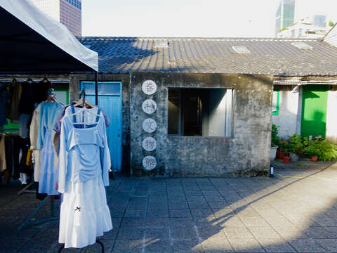眷村建築保留了早期生活痕跡，文物館外觀呈現歷史質感