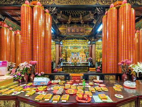 廟內主祭壇與祈福供桌