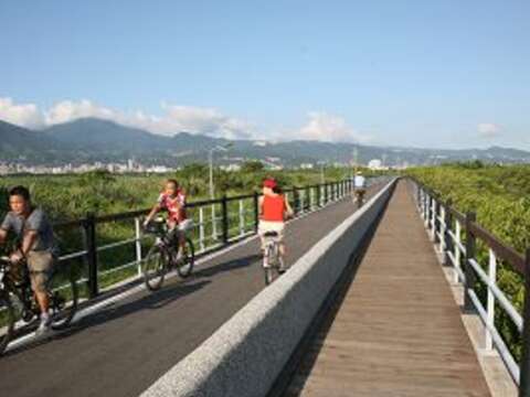 One Day Bike Tour of Tamsui River Shores in Greater Taipei Cities