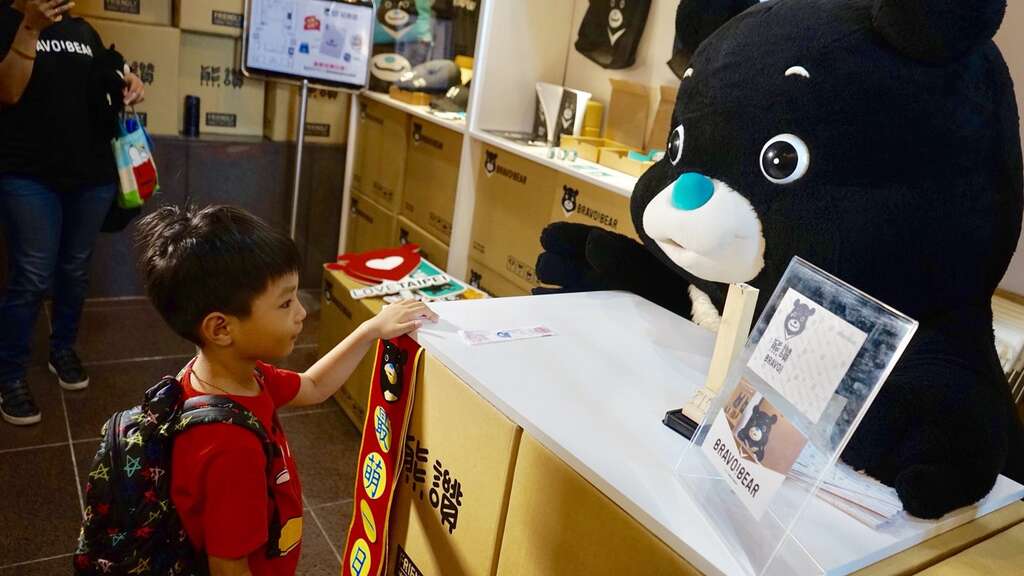一日店长熊赞现身熊赞主题馆 限量商品收服你的心