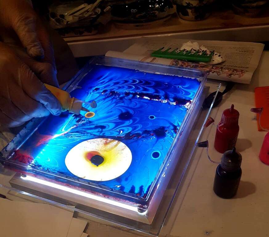 现场的特色体验摊位将展示难得一件的土耳其浮水画。