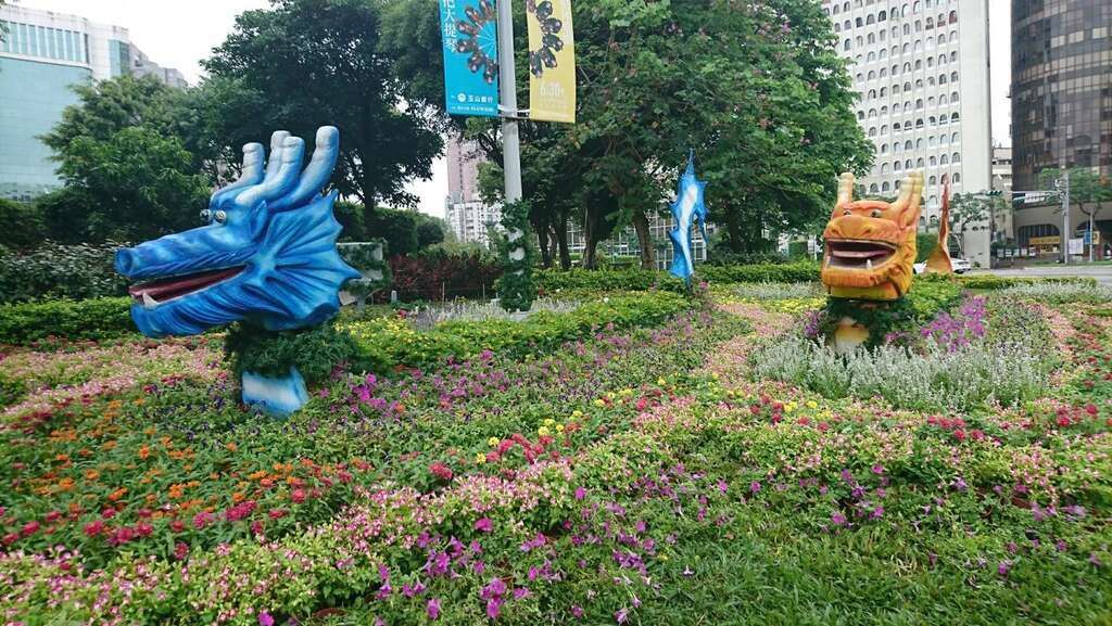 两只色彩缤纷的龙舟，生动模样如同龙舟在波涛中破浪奋力向前