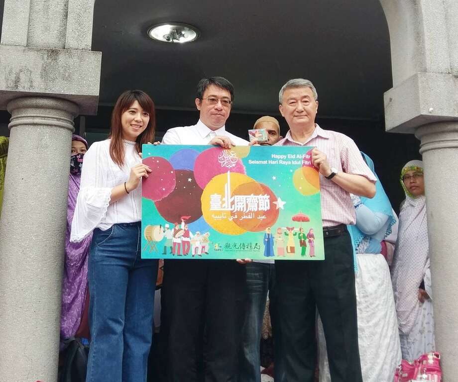 台北市副秘书长陈志铭（中）与观光传播局局长陈思宇（左）赴台北清真寺祝贺开斋节，并赠送特制开斋节悠游卡予清真寺董事长冯同瑜（右）