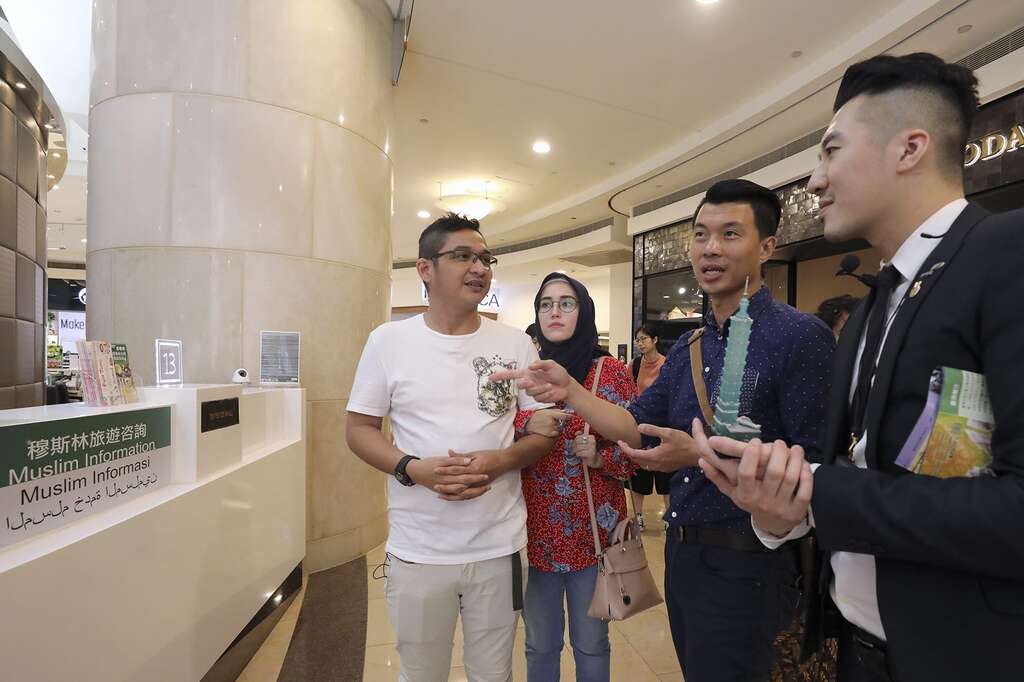 搭双层巴士玩自拍印尼歌手Pasha台北玩不完 携家人造访101，熊赞惊喜现身同庆生