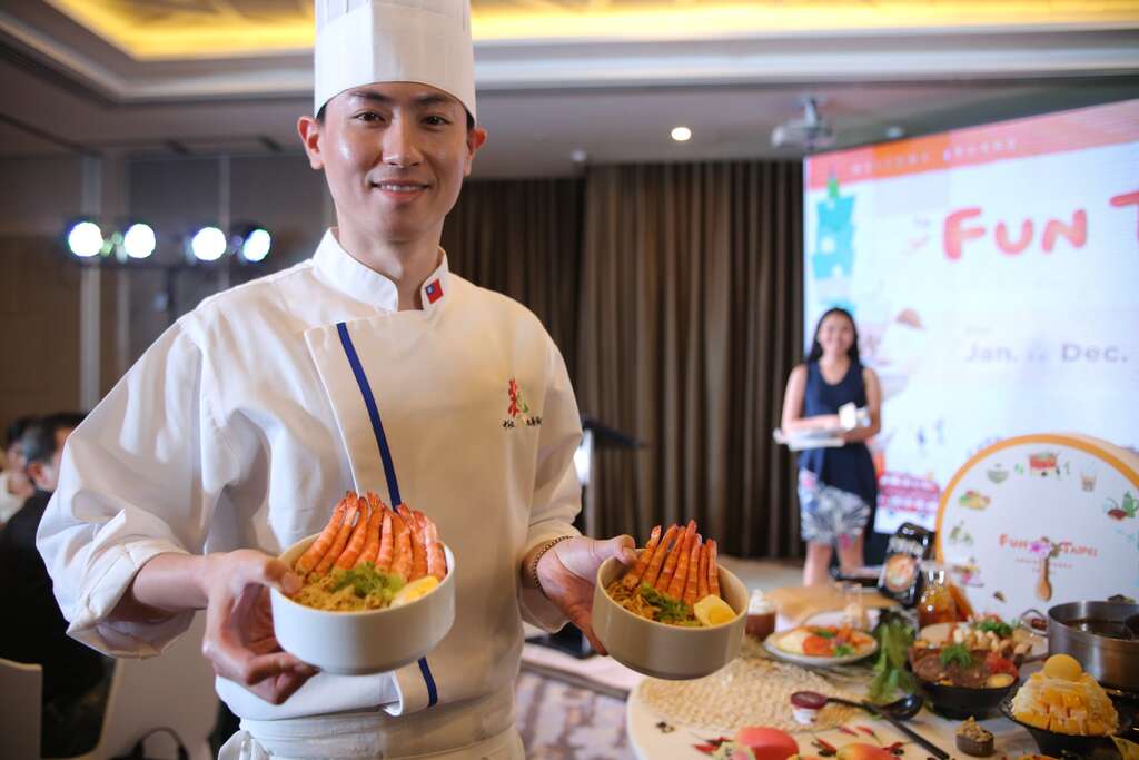 来自台北的业者在发布会的上菜秀吸引菲律宾媒体抢拍。