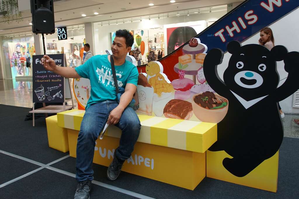 是谁挤爆Shopping mall? 台北美食与超FUN电明星歌手Mikey Bustos威力齐发 菲律宾民众：恋爱惹
