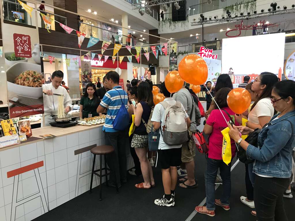 是谁挤爆Shopping mall? 台北美食与超FUN电明星歌手Mikey Bustos威力齐发 菲律宾民众：恋爱惹