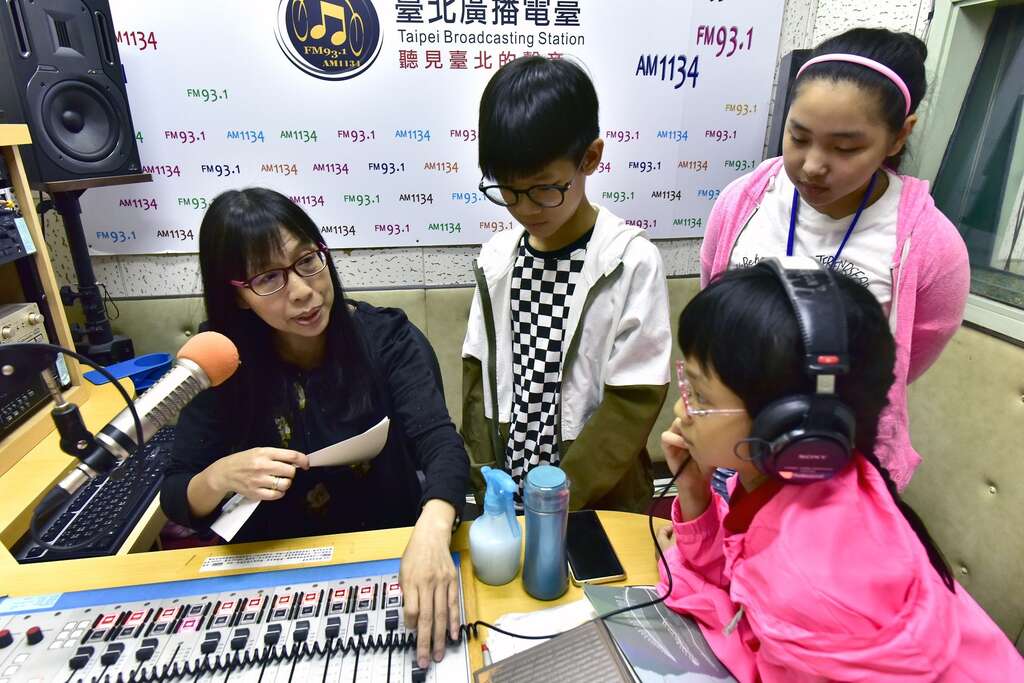台北电台广播营小朋友进录音室录音情形