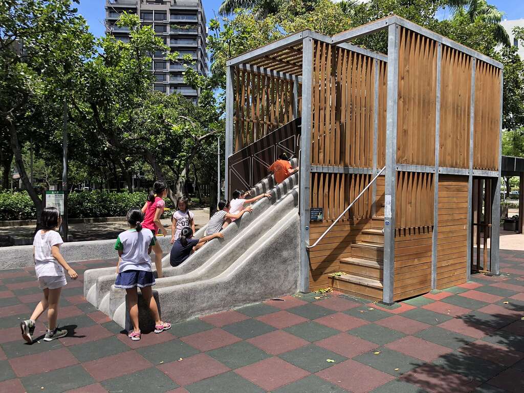 明水公園遊戲場再造 改良磨石溜滑梯登人氣王