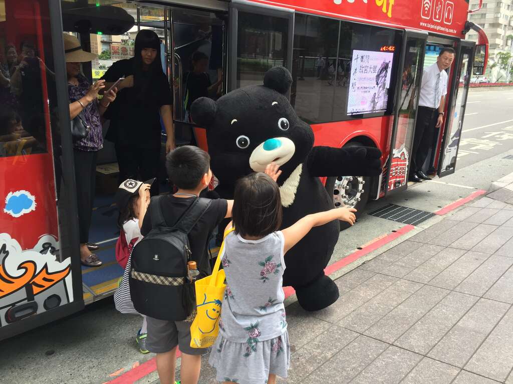 Kids from Disadvantaged Families Enjoy Double-decker Bus Trip