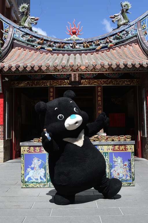 熊赞毛遂自荐担任幸福大使，在霞海城隍庙虔诚地向月老祈福！