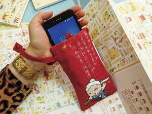 最新推出的文创商品让月老化身为手机袋，就像一个大红包袋般喜气。
