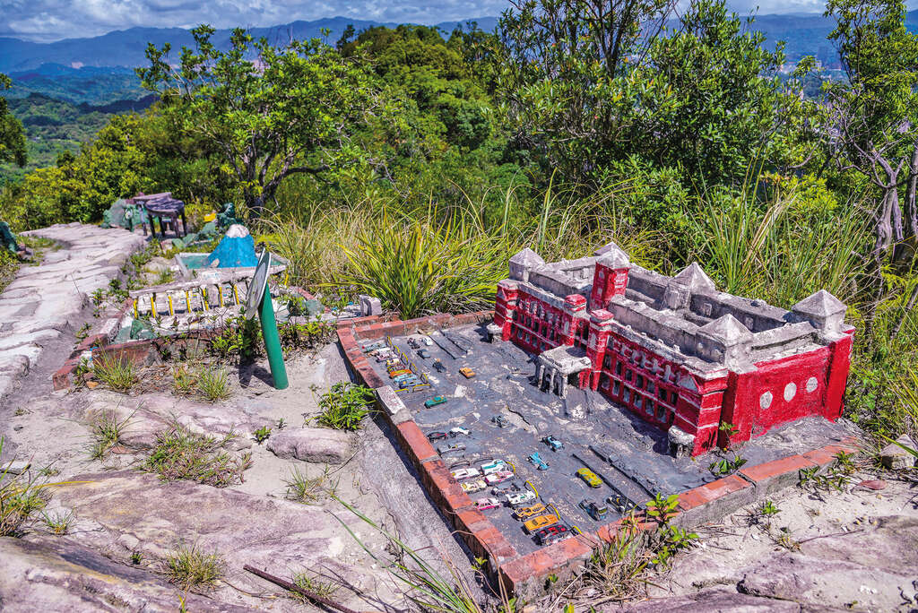 鲤鱼山步道登山口两侧，可见刘老先生花了15年雕塑而成的「小人国」。（摄影／李智为）