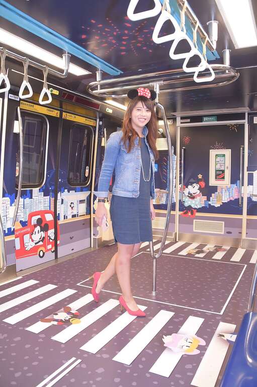 臺北市政府觀光傳播局局長陳思宇化身粉絲，率先體驗米奇「趣遊台北」彩繪列車.JPG