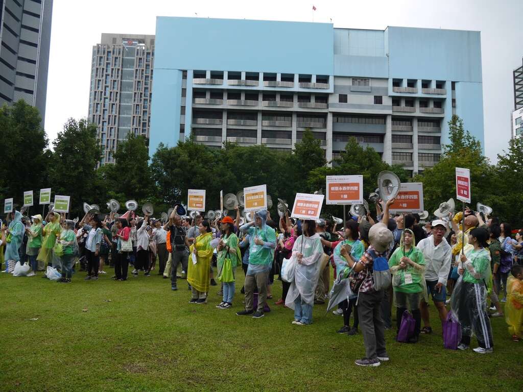 史蹟趴趴GO「史蹟大会师」参与民众热情挥帽，庆祝活动起跑。