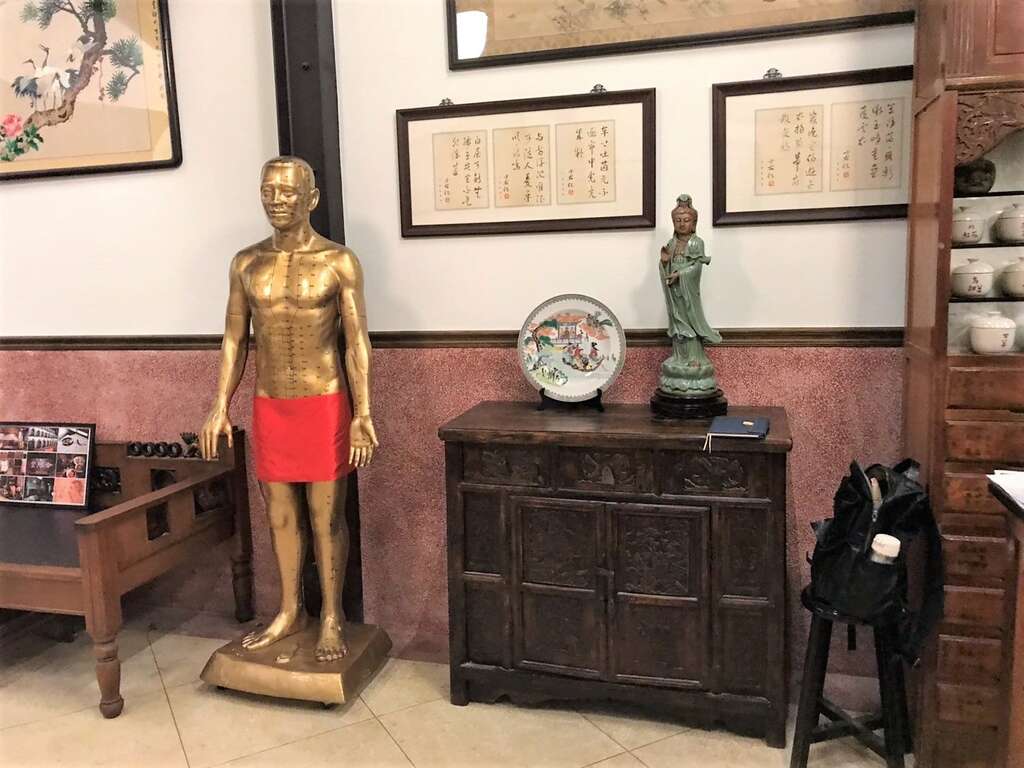 展區運用情境佈置，重現劇中中醫世家「合勝堂」中藥行主場景
