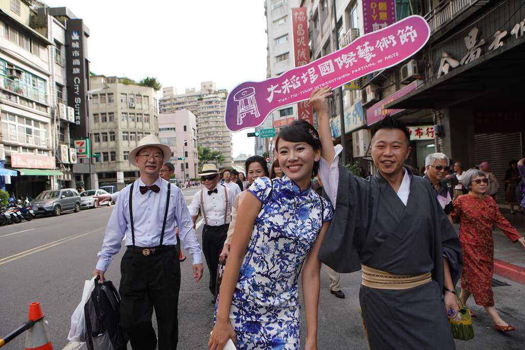 民众热烈响应近年在大稻埕举行的变装踩街游行图为本月14日踩街盛况(大稻埕国际艺术节提供).JPG
