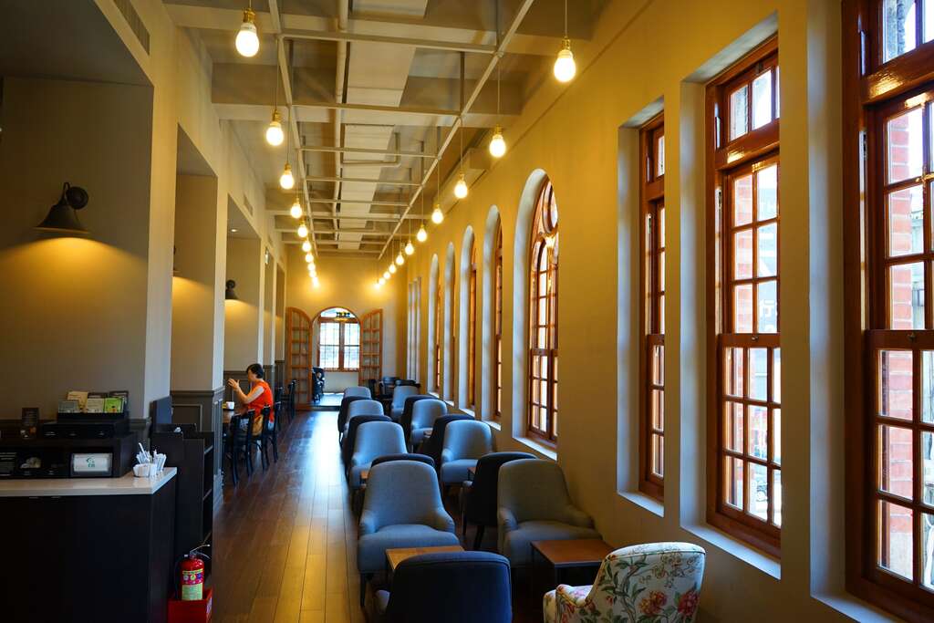 大稻埕有许多老宅改建的精彩建筑，着名连锁咖啡店结合古宅的设计深获游客欢迎