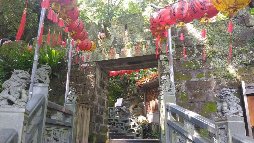芝山公園を通り抜け　台北の先史文化を知ろう