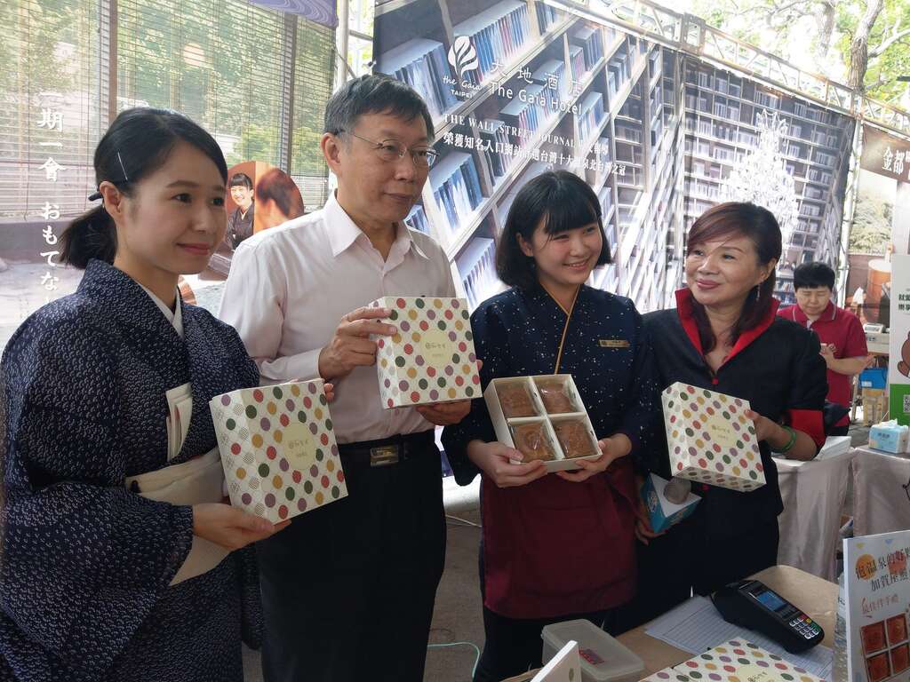 柯文哲市長(左二)及臺北市溫泉發展協會周水美理事長(右一)等貴賓參觀溫泉季展攤