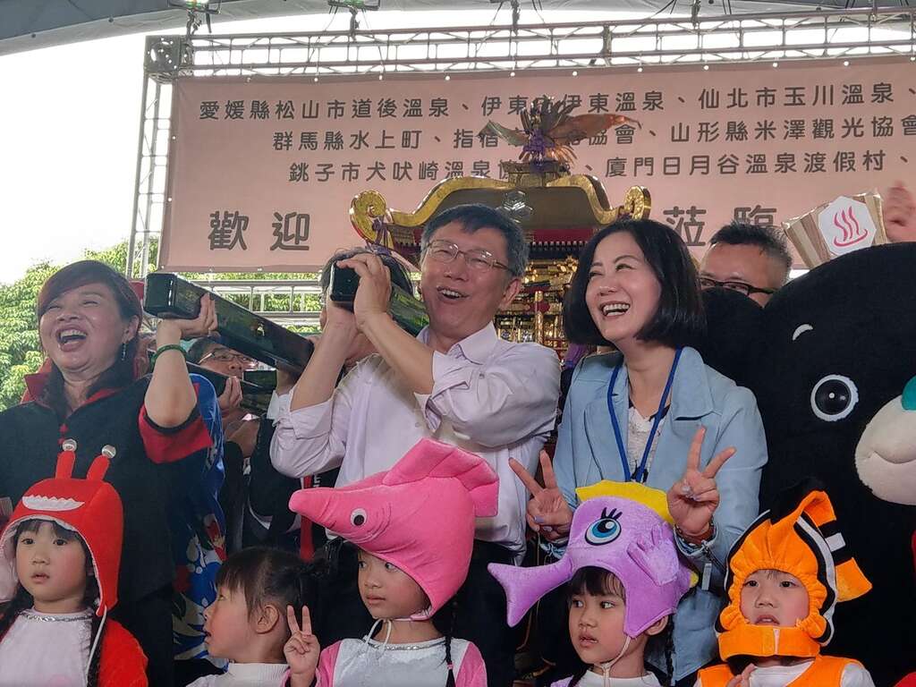 柯文哲市長(中)及臺北市溫泉發展協會周水美理事長(左)等貴賓一起抬神轎預祝溫泉季順利圓滿成功