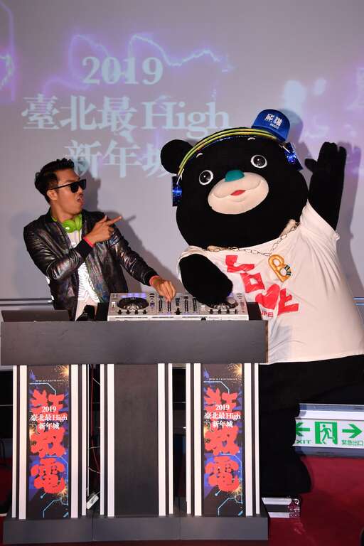熊讚化身最潮DJ_Bravo大秀刷碟技巧