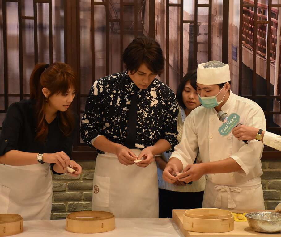 陳思宇、加藤和樹努力學習包出19摺的小籠包.JPG