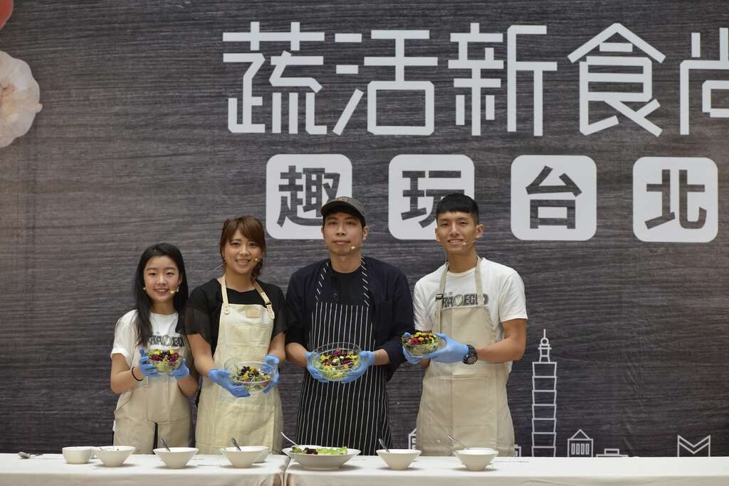 陈思宇局长与「找蔬食Traveggo 」在蔬食业主指引下以代表捷运5条线的食材制作五色蔬食沙拉