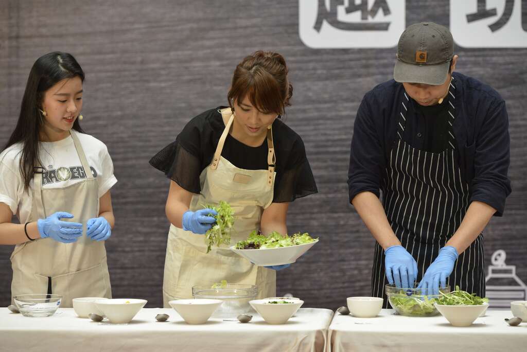 陈思宇局长与「找蔬食Traveggo 」现场制作蔬食料理