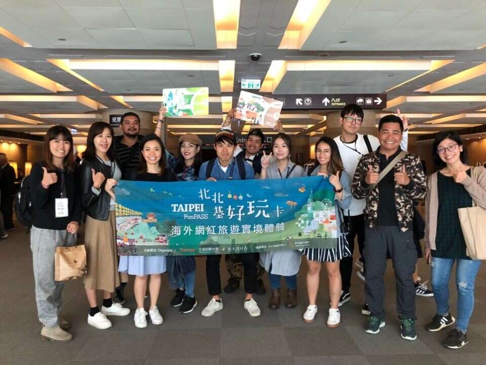 海外网红旅游实境体验兴致勃勃的参观国立故宫博物院