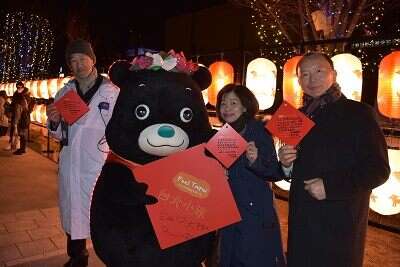 (左起)大阪光之飨宴执行委员会中之岛事业部长冈田淳男_、台北吉祥物熊赞、观光传播局专门委员江春慧、驻大阪办事处副处长代理黄水益一起写上祈福卡祈愿。