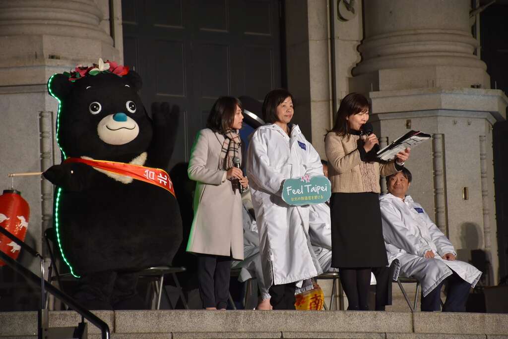观光传播局专门委员江春慧(左3)及台北吉祥物熊赞出席「大阪光之飨宴__光之文艺复兴」活动开幕式，提着传统灯笼宣传台.JPG