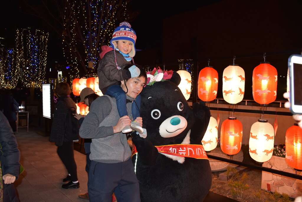 熊赞发挥最赞亲和力，掳获日本大小朋友的心.JPG