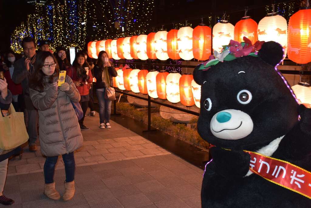 熊赞发挥最赞亲和力，让日本朋友不停拍.JPG