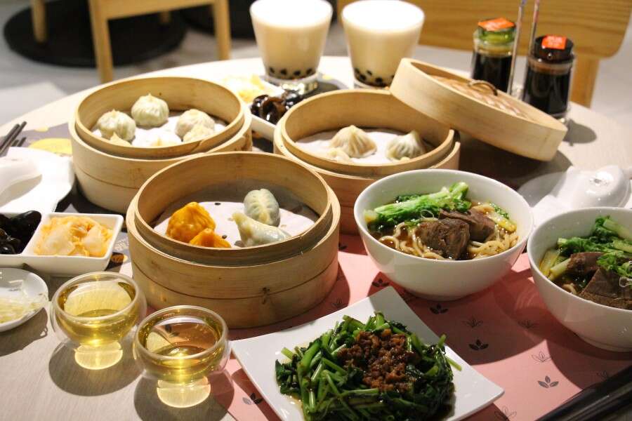 熱騰騰又Q彈多汁的小籠包、一流湯頭的牛肉麵，搭配超好喝的珍珠奶茶！讓你吃飽飽有力氣逛街去！