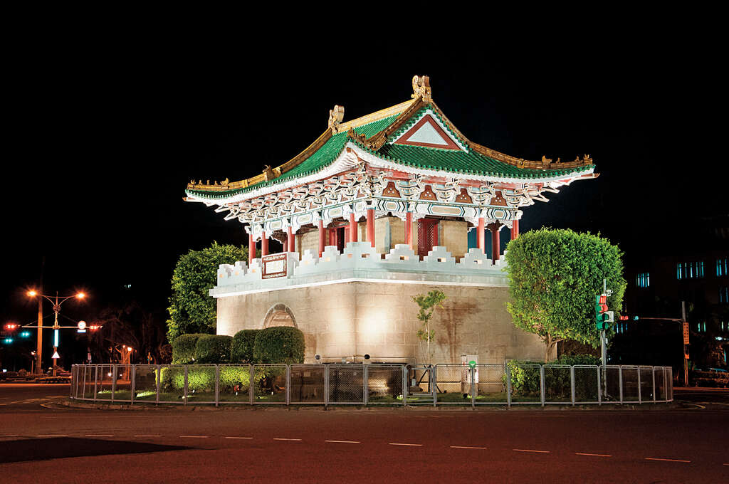 东门（景福门）是1888年刘铭传巡抚开启台湾电灯照明和电力产业历史的起点。