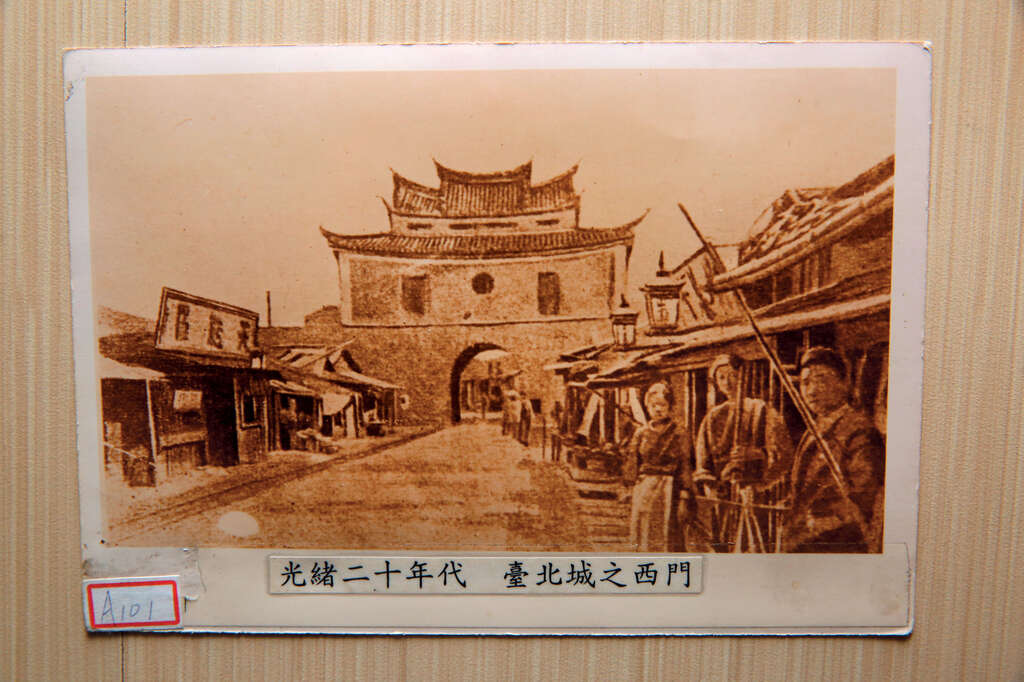 1894年，台北城的西门主要道路上可见设立路灯照明。（图／台北市立文献馆典藏）
