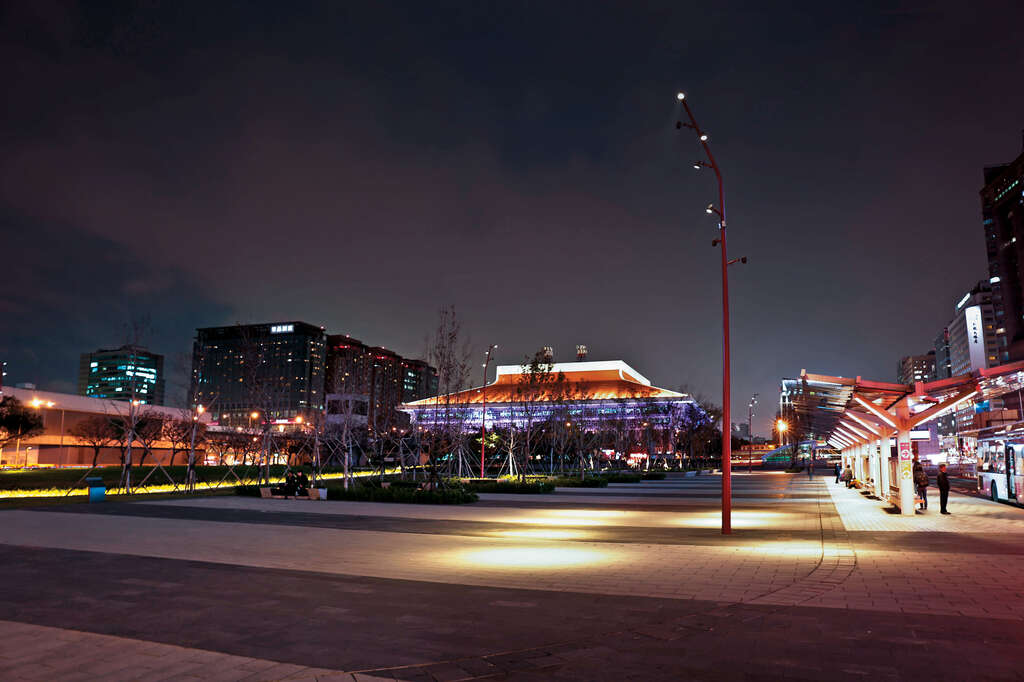 台北行旅广场的灯光设计，可以配合活动需求调整明暗变化。
