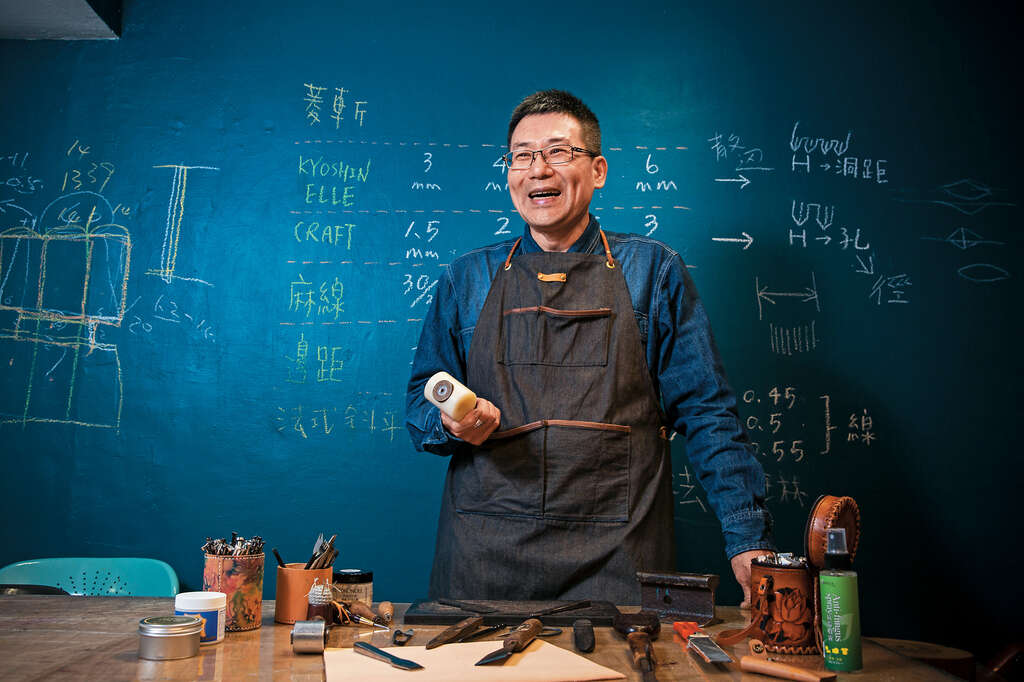 葉明福踏入手作皮革領域近35年，仍不斷從實作中找到創作的樂趣。