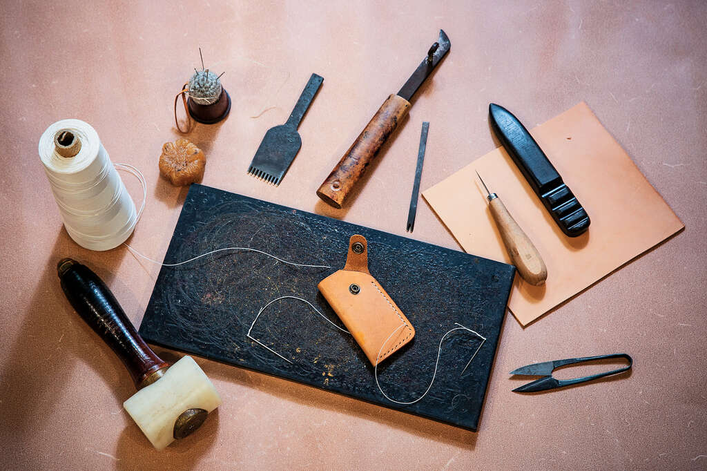 DIY時，會使用到剪刀、錐針、槌具等工具。