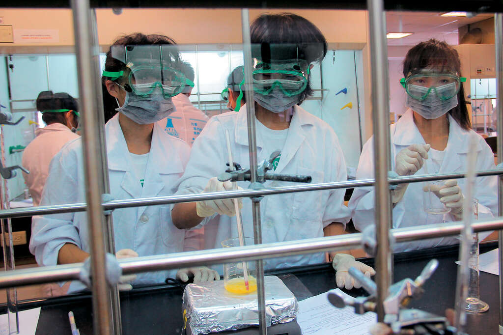 女性科學營提供年輕學子難忘的科學新知學習經驗。