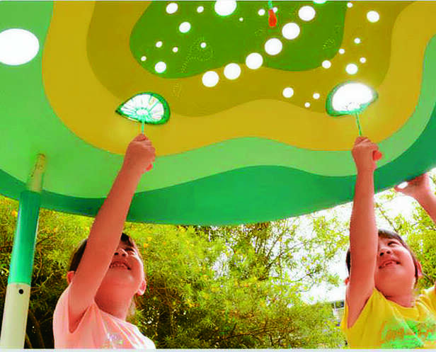 《咚咚公园游具》的光影变化，让小朋友自然融入和游具互动。