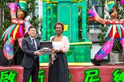 聖國大使與臺北市政府副秘書長交換禮物，共同邀請民眾前來賞燈。