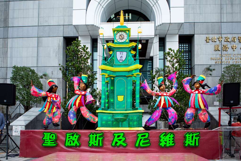 圣国知名地标「柏克利纪念钟」化身为造型花灯