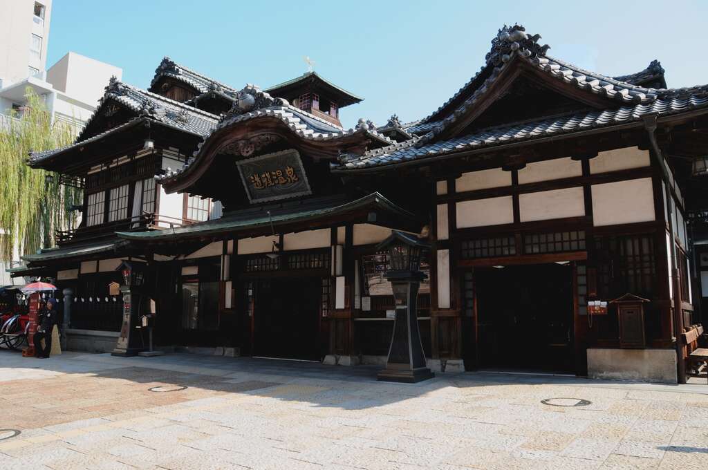 日本松山市「道後温泉本馆」是宫崎骏动画《神隐少女》油屋场景的取景地  透过俳句串连两市友好情谊、增进彼此了解
