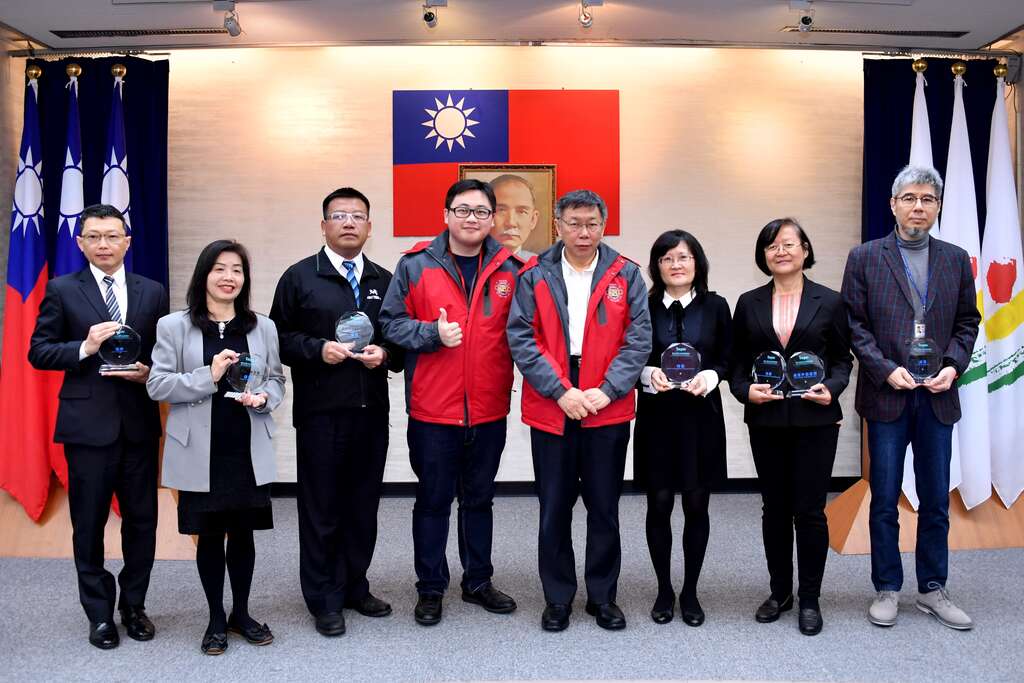 市长、观传局局长与本市绩优景点合照.JPG